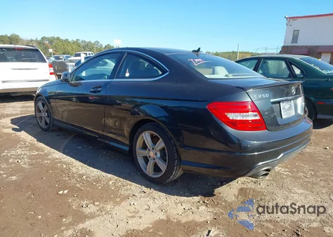 2013 Mercedes-Benz C 250 z USA, uszkodzony, nr VIN WDDGJ4HB6DG051675